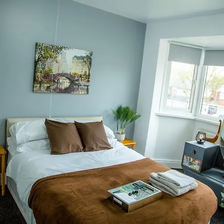 5 Bedroom Semi-detached House- 3 Double Beds - 2 Single Beds Apartment