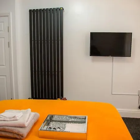 5 Bedroom Semi-detached House- 3 Double Beds - 2 Single Beds Apartment