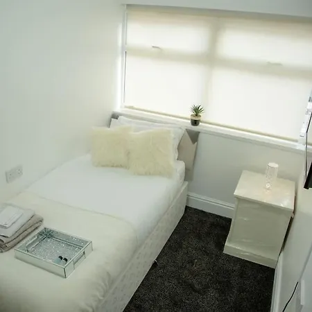 5 Bedroom Semi-detached House- 3 Double Beds - 2 Single Beds Apartment *