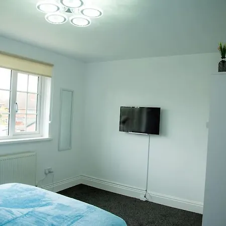 5 Bedroom Semi-detached House- 3 Double Beds - 2 Single Beds * Birmingham