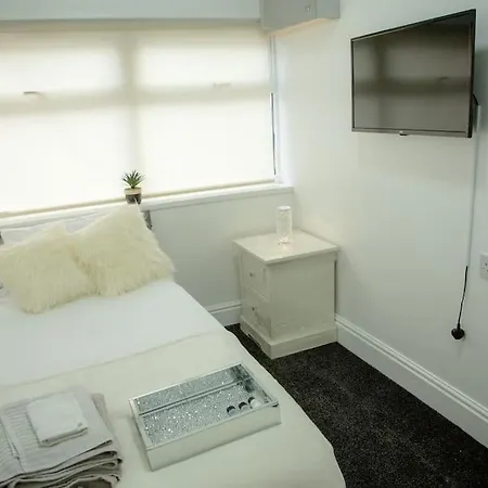 Apartment 5 Bedroom Semi-detached House- 3 Double Beds - 2 Single Beds Birmingham