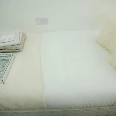 5 Bedroom Semi-detached House- 3 Double Beds - 2 Single Beds Birmingham