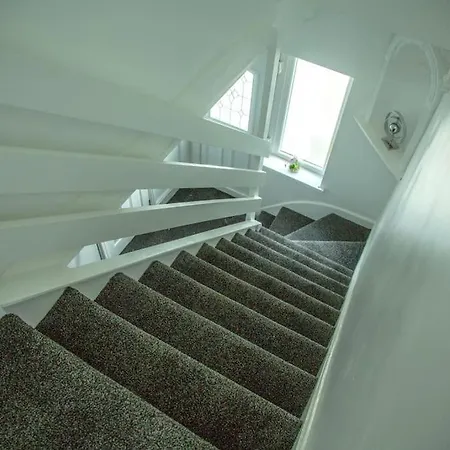 5 Bedroom Semi-detached House- 3 Double Beds - 2 Single Beds *