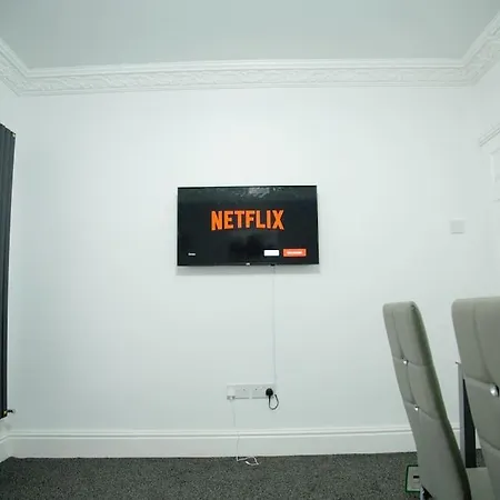 5 Bedroom Semi-detached House- 3 Double Beds - 2 Single Beds Apartment Birmingham