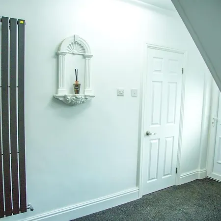 5 Bedroom Semi-detached House- 3 Double Beds - 2 Single Beds Birmingham