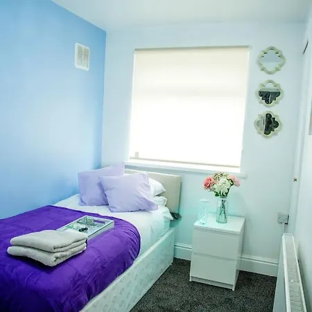 5 Bedroom Semi-detached House- 3 Double Beds - 2 Single Beds *